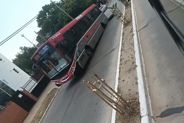 Corrientes: colectivo urbano perdió dos ruedas en su recorrido