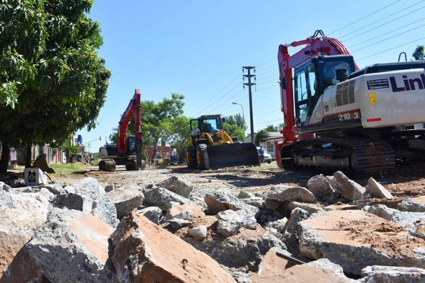 Comenzó la construcción del pluvial y recuperación de calzada de la avenida Frondizi