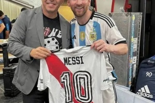 Gallardo regresó para presenciar la fiesta de la Albiceleste y se sacó una foto con Messi