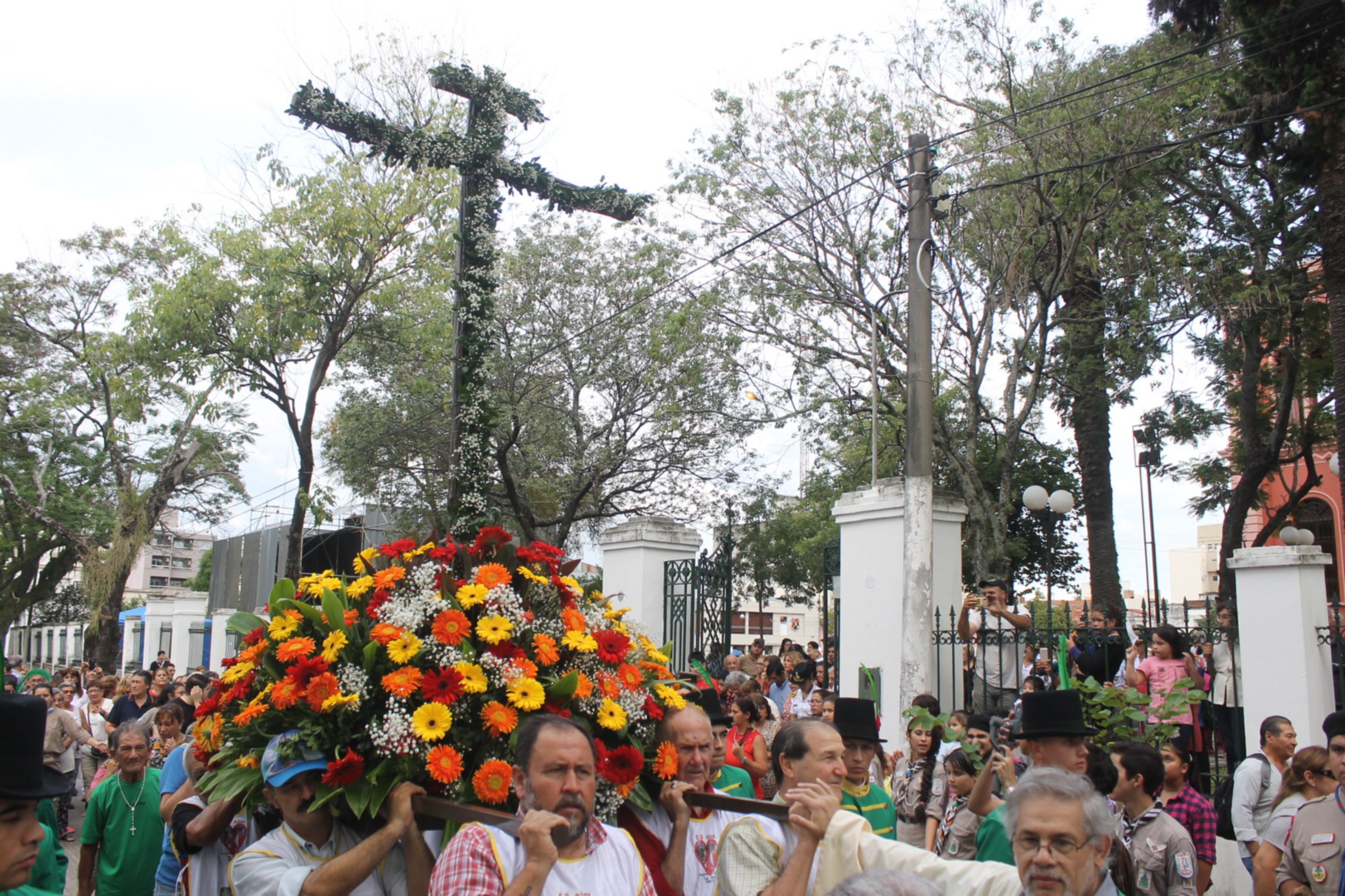 Celebraciones Religiosas Y Festival Para Toda La Familia Para El Día De La Cruz De Los Milagros 7921