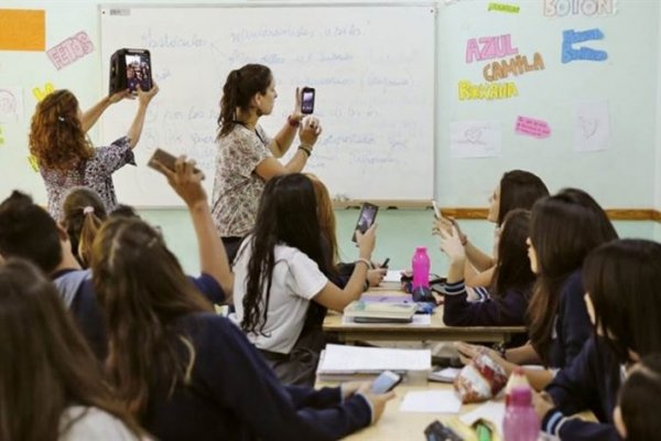 Docentes vs. celulares: ¿Quién ganará la batalla por la atención de los alumnos?