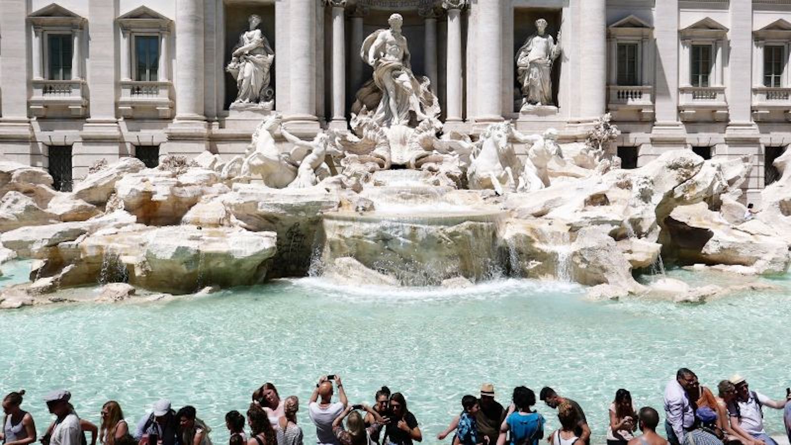 Video muestra a turista subiendo a la Fontana di Trevi, de Roma, para  llenar una botella de agua | Corrientes Hoy