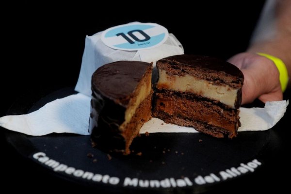 Un alfajor triple de dulce de leche hecho en Campana,  elegido como el mejor del mundo