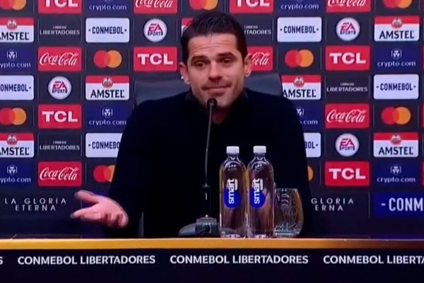 Gago se cruzó con un periodista que le dijo que salió a especular: 