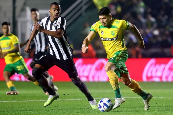 ¡Batacazo en Varela! De la mano de Fernández, Defensa eliminó a Botafogo de la Sudamericana