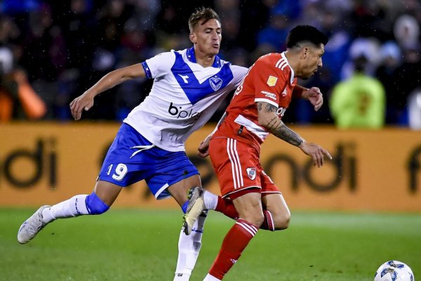 Vélez le ganó a un irreconocible River y salió de la zona de descenso