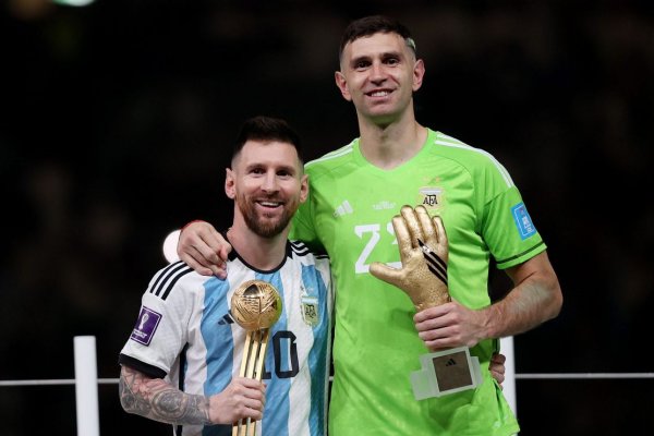 Dibu Martínez insiste en cambiar los planes de Messi con la Selección Argentina