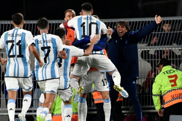 VIDEO | Así fue el abrazo de Messi y Garnacho tras el gol de la Selección Argentina