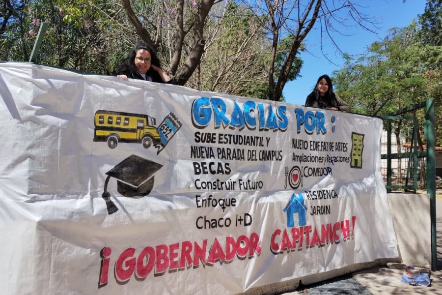 Estudiantes de la UNNE cuelgan un cartel en la entrada del Campus