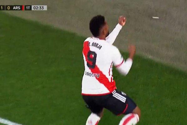 VIDEO | Borja, con un gol insólito, adelantó a River contra Arsenal