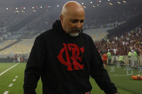 La insólita reacción de Sampaoli en Flamengo: se fue antes del final y pateó una reja