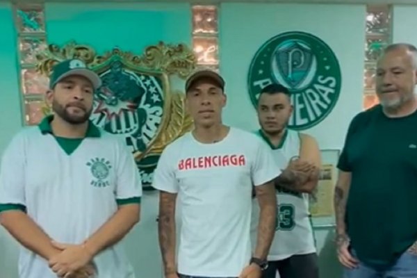 Breno Lopes, de Palmeiras, debió pedir perdón junto a la barra en la previa al cruce con Boca