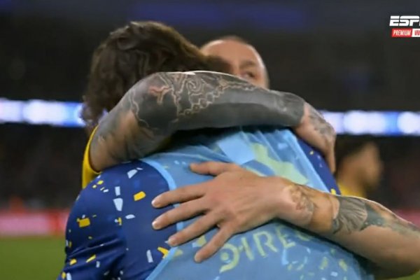 No se vio: el abrazo entre Cavani y Benedetto cuando terminó el partido