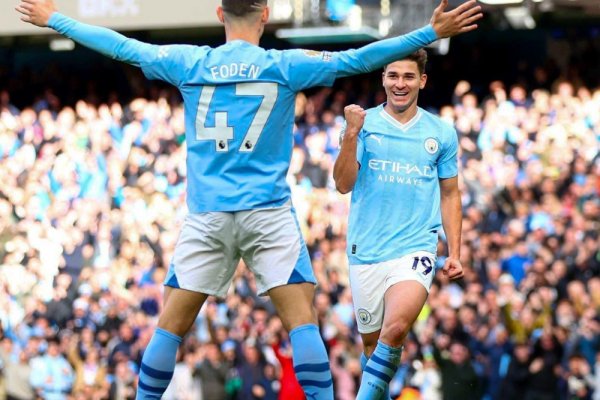 Con un golazo de Julián Álvarez, el Manchester City le ganó 2-1 al Brighton