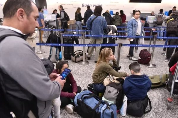 Aeroparque: hay demoras y cancelación de vuelos de aerolíneas low cost por una medida de fuerza de maleteros