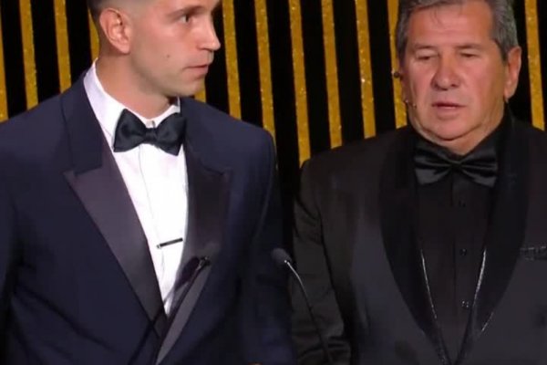 El incómodo momento que vivió Dibu Martínez al recibir el premio Yashin