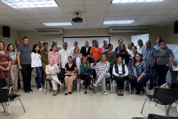 Proconsumidor imparte charla sobre buenas prácticas comerciales para negocios turísticos en Puerto Plata