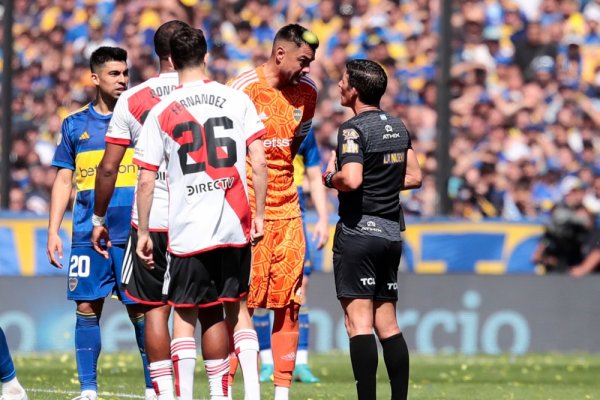 Increíble: jugó en River y presentó a su hijo con la camiseta de Boca