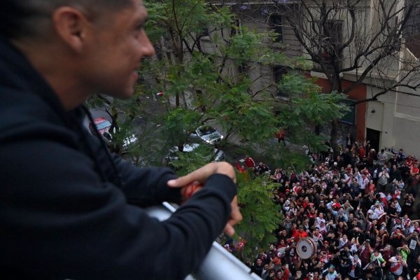 El emotivo gesto de la hinchada de River con Enzo Pérez