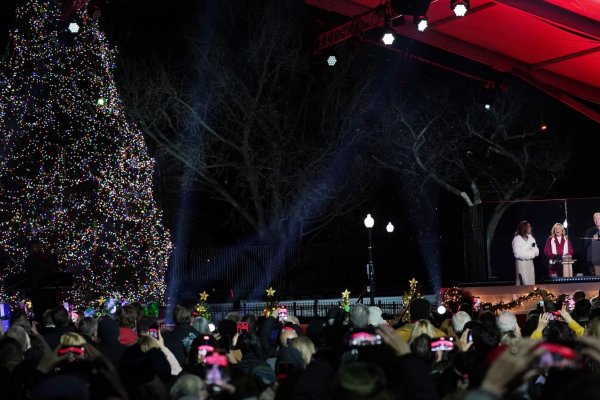 El presidente Joe Biden y el primer ministro Rishi Sunak encienden los árboles de Navidad