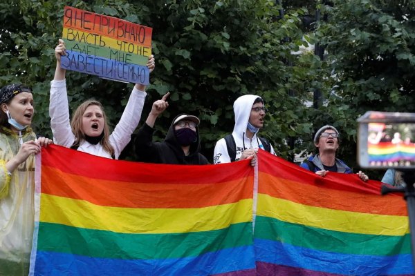 El máximo tribunal de Rusia prohíbe el “movimiento internacional LGBTQ” y dice que es una 