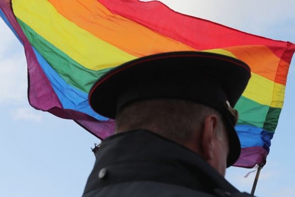 La policía asalta locales gays en Rusia después de que el máximo tribunal prohibiera el 