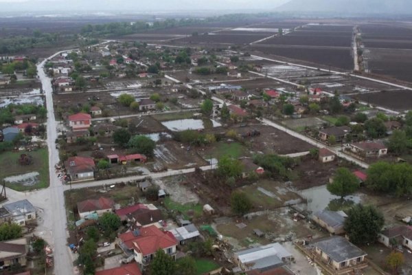 Imágenes satelitales muestran el antes y después de un pueblo griego arrasados por las inundaciones