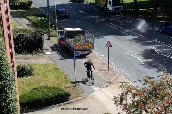 Grabación de una cámara corporal muestra a un policía tomar prestada una bicicleta para perseguir a un narcotraficante