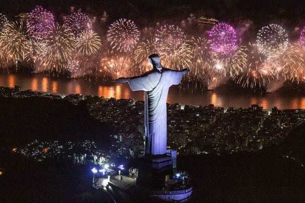 Fin de año en Copacabana a ritmo de música clásica, funk y samba