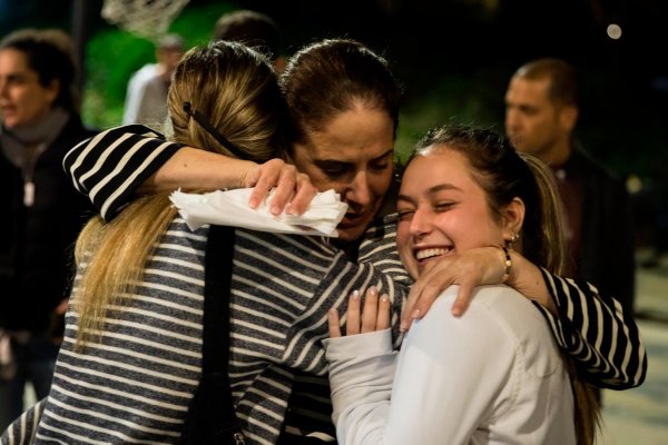 Rehenes liberados celebran Hanukkah: 