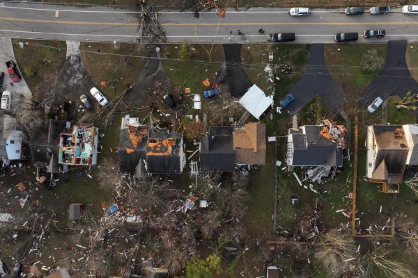 Dramáticas imágenes de la devastación de un tornado en Tennessee captadas por un dron