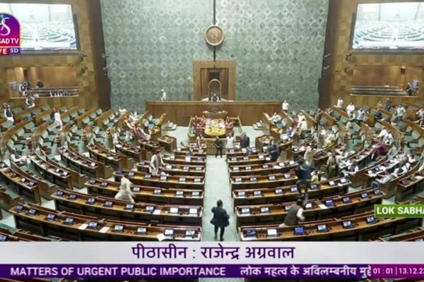 Dos hombres irrumpen en el parlamento de la India en el aniversario de un ataque mortal