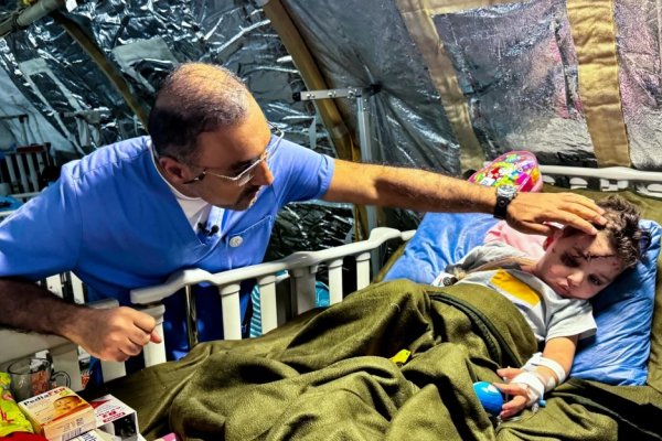 Mirando a los ojos de un niño huérfano en Gaza: CNN visitó un hospital en el enclave asediado y esto es lo que vio