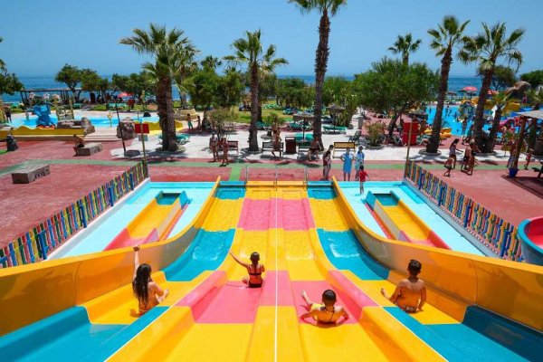 5 parques acuáticos de Andalucía que debes visitar este verano para combatir el calor