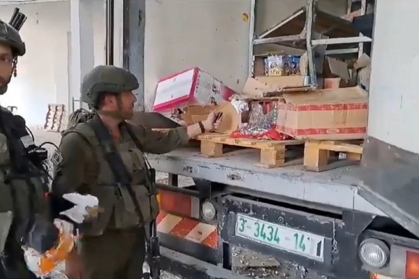 Videos muestran a soldados israelíes en Gaza quemando comida, destrozando una tienda y saqueando casas privadas