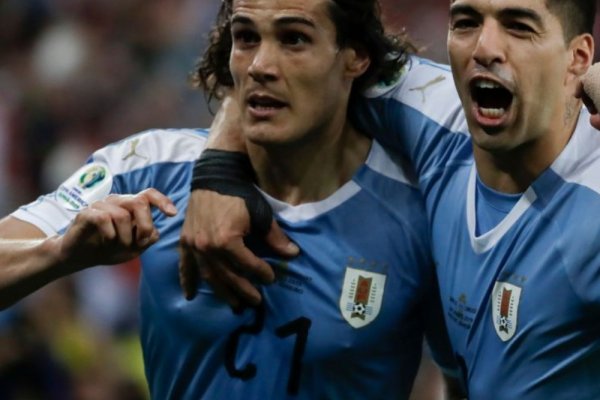 ¿Guiño a Cavani? El gesto de Luis Suárez con un hincha de Boca