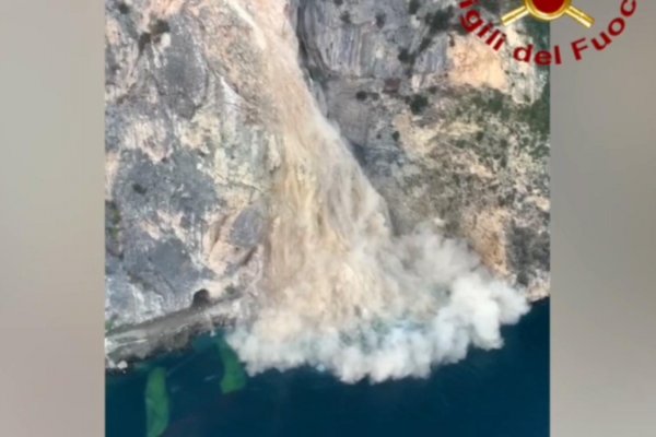 Grabaron un imponente deslizamiento de tierra en una carretera en Italia