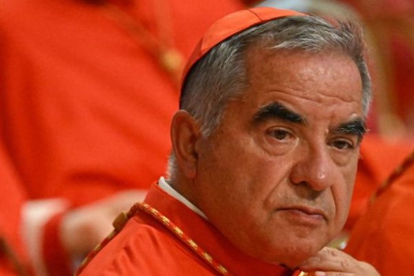 ¿Quién es el cardenal Giovanni Angelo Becciu y por qué crímenes lo condenaron en el 