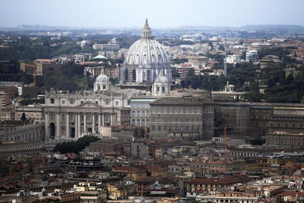 El Vaticano establece que los sacerdotes pueden bendecir a parejas del mismo sexo de manera informal