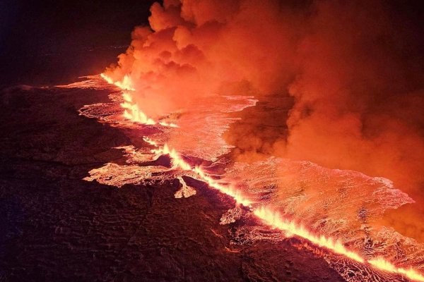 Un río de lava y el rugido del volcán: así se ve y escucha la erupción en Islandia