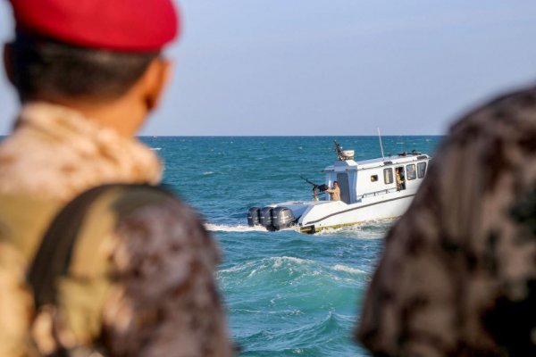 EE.UU. y sus aliados se apresuran a responder a los ataques de los hutíes en las rutas marítimas clave del mar Rojo