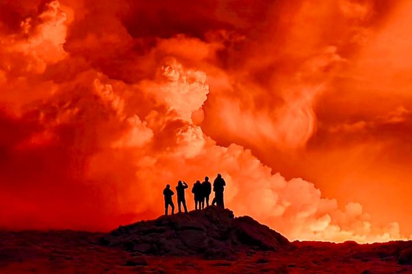 Mira cómo el volcán de Grindavik en Islandia entra en erupción