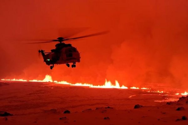 Un volcán entra en erupción en la península islandesa de Reykjanes semanas después de que se evacuara la ciudad