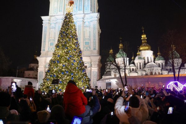 Kyiv se ilumina para Navidad, pese a que la guerra en Ucrania continúa