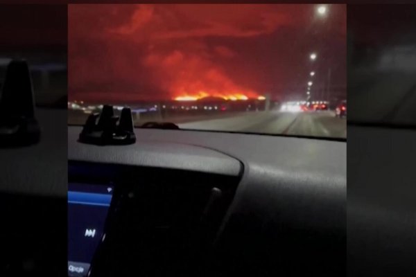 Testigo capta la erupción de un volcán en el suroeste de Islandia