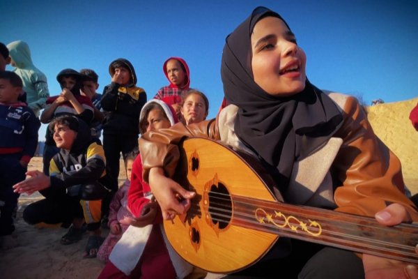 Una voluntaria en Gaza toca música a los niños para ahogar los sonidos de la guerra