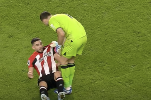 El DT de Aston Villa liquidó a Dibu Martínez tras su pelea con Maupay