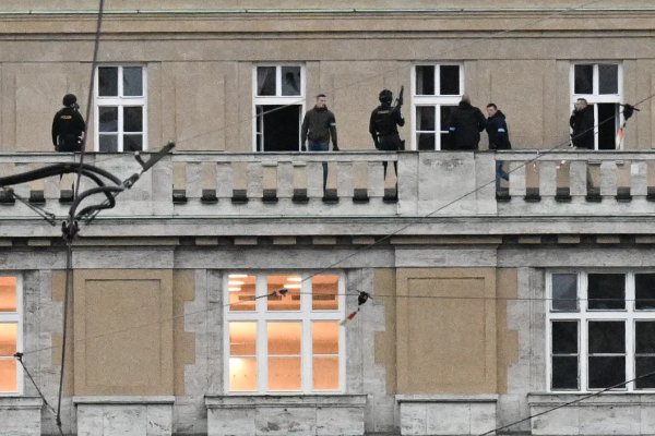 Lo que sabemos sobre el tiroteo en una universidad de Praga, República Checa, que dejó al menos 14 muertos y 25 heridos