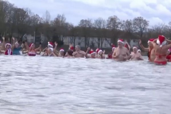 Un grupo de 20 personas nadó en aguas gélidas para cumplir con una tradición navideña en Berlín