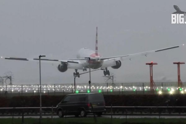 Mira cómo un avión intenta aterrizar en medio de una feroz tormenta en Londres